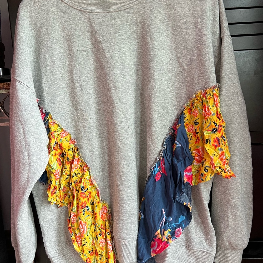 FREE PEOPLE grey sweatshirt with colorful trim, size M